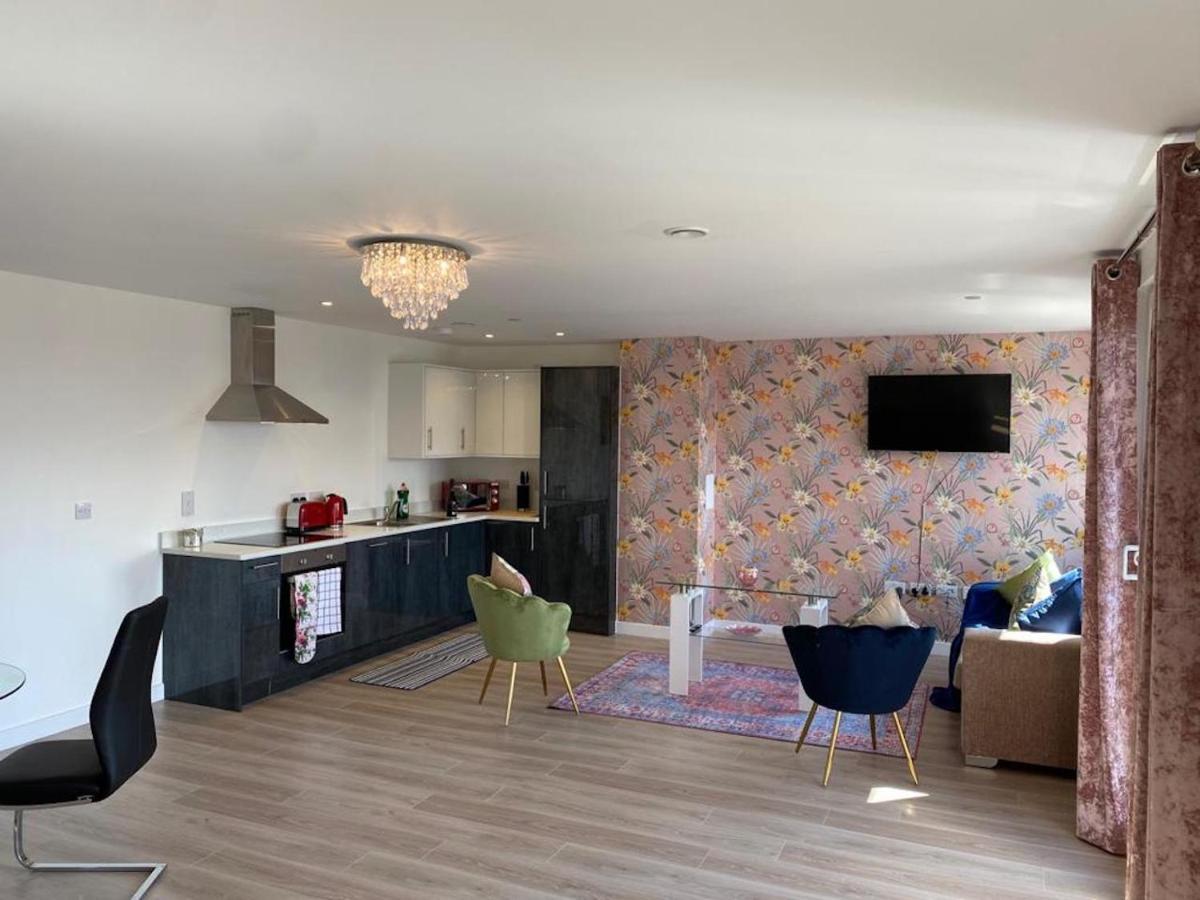 Central Newly Built 2 Bed Duplex Penthouse With Free On-Site Gated Parking, Lift Access, Self Check-In, Super Fast Wifi, Two Cathedral View Terraces & Sleeps 6 Peterborough Extérieur photo