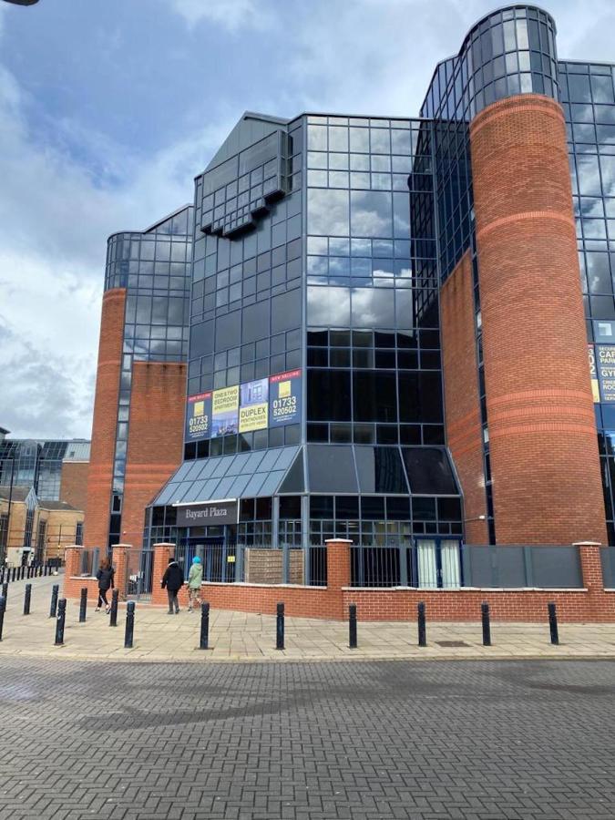 Central Newly Built 2 Bed Duplex Penthouse With Free On-Site Gated Parking, Lift Access, Self Check-In, Super Fast Wifi, Two Cathedral View Terraces & Sleeps 6 Peterborough Extérieur photo